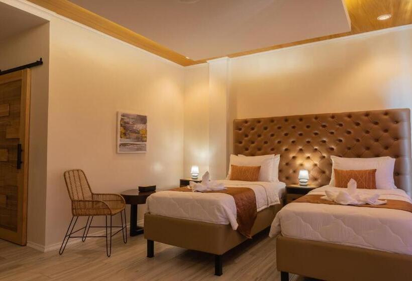 اتاق استاندارد سه تخته با چشم‌انداز استخر, The Mayana Resort
