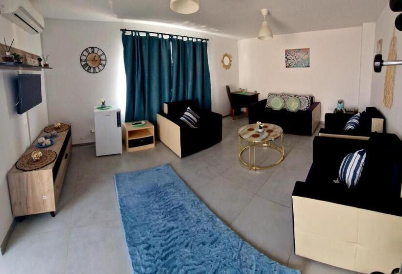 デラックスの4人部屋, Mbi Smart Central