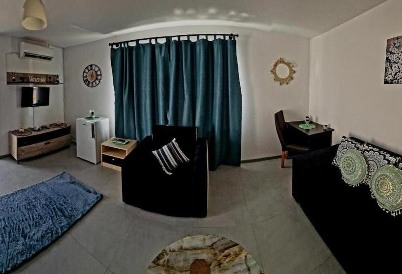 デラックスの4人部屋, Mbi Smart Central