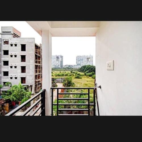 带大床的豪华间, Rest Inn Sankara Nethralaya Near Candor Unitech
