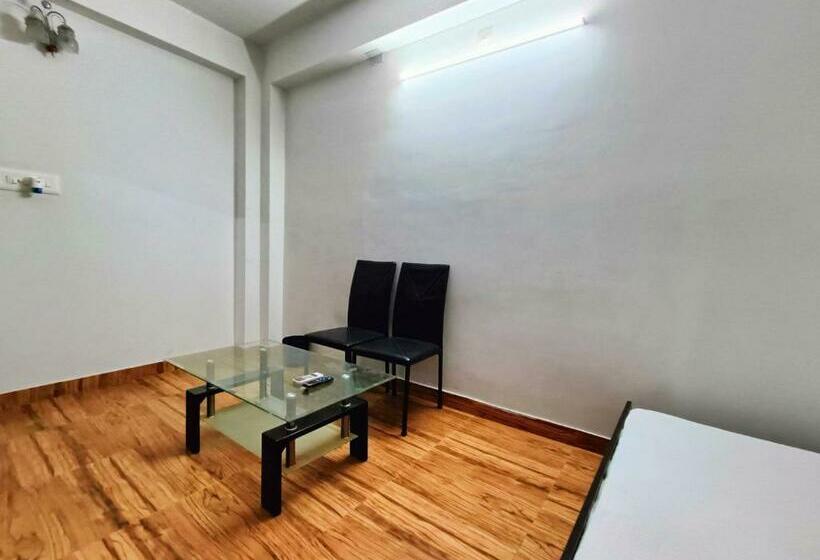 带大床的豪华间, Rest Inn Sankara Nethralaya Near Candor Unitech