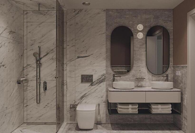 Family Suite, Awen Lara