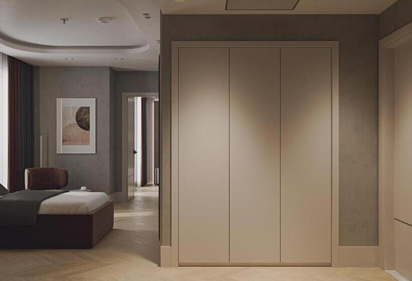 Family Suite, Awen Lara