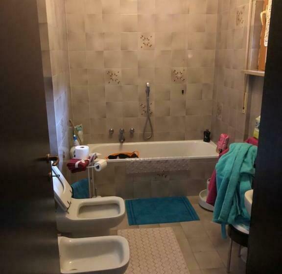 חדר סטנדרט, Host&home