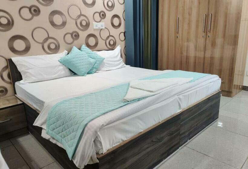 Deluxe Zimmer, Dev Residency