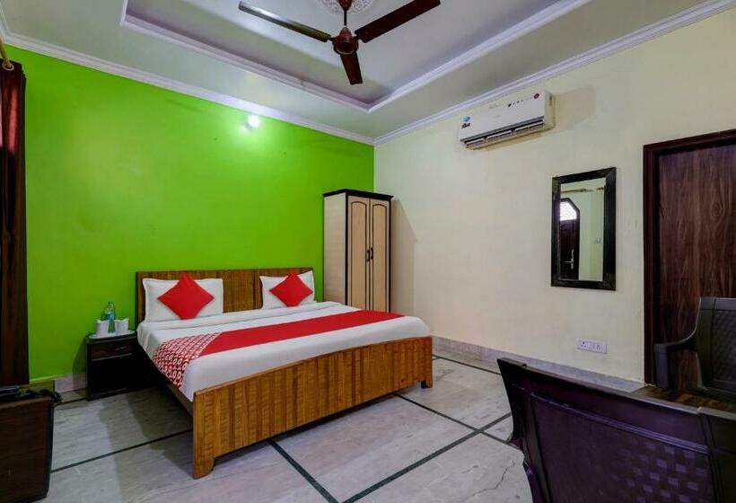 חדר קלאסי לשלושה, Flagship Rudraksh