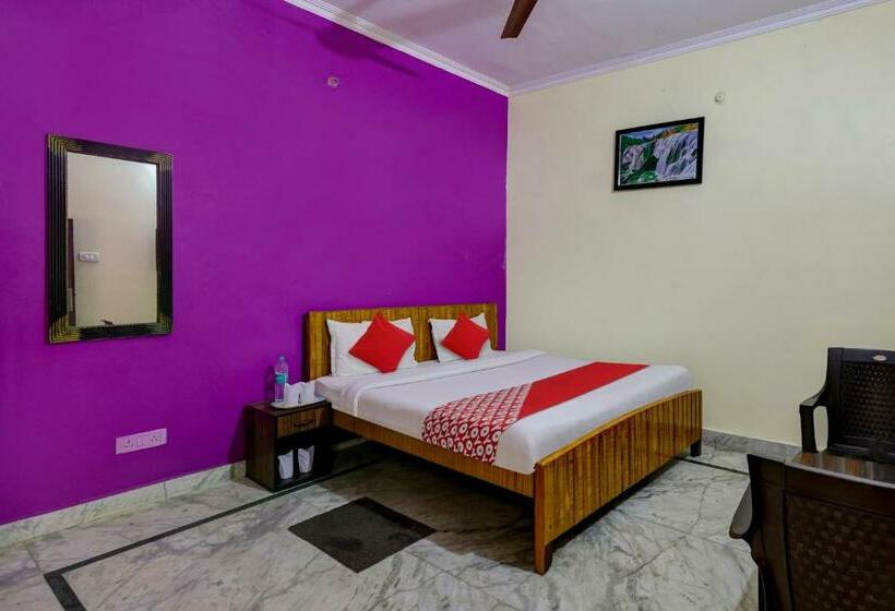 חדר קלאסי לשלושה, Flagship Rudraksh