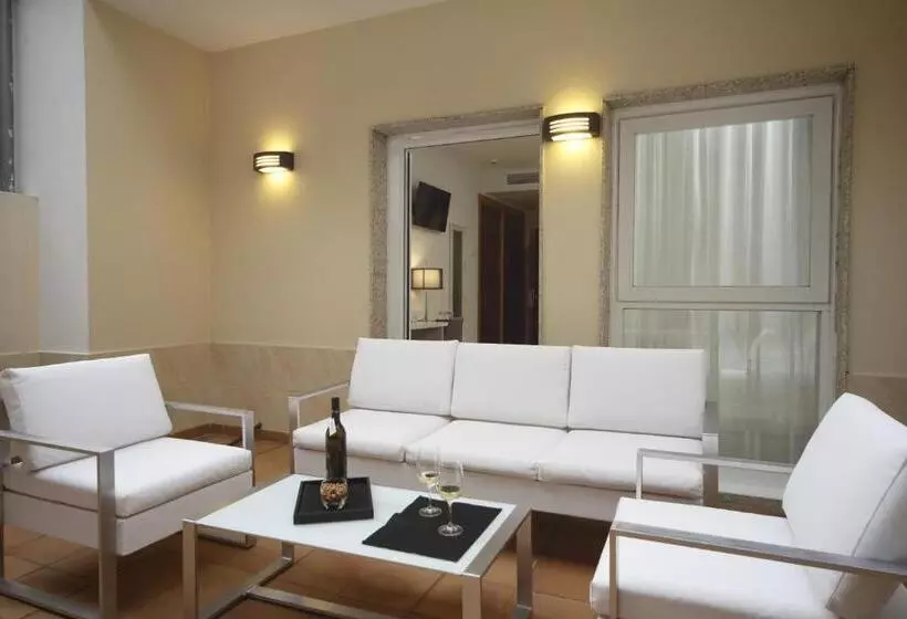 اتاق استاندارد سه نفره, Capitol Boutique