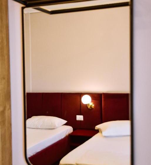 חדר דלוקס לשלושה, Jurgen