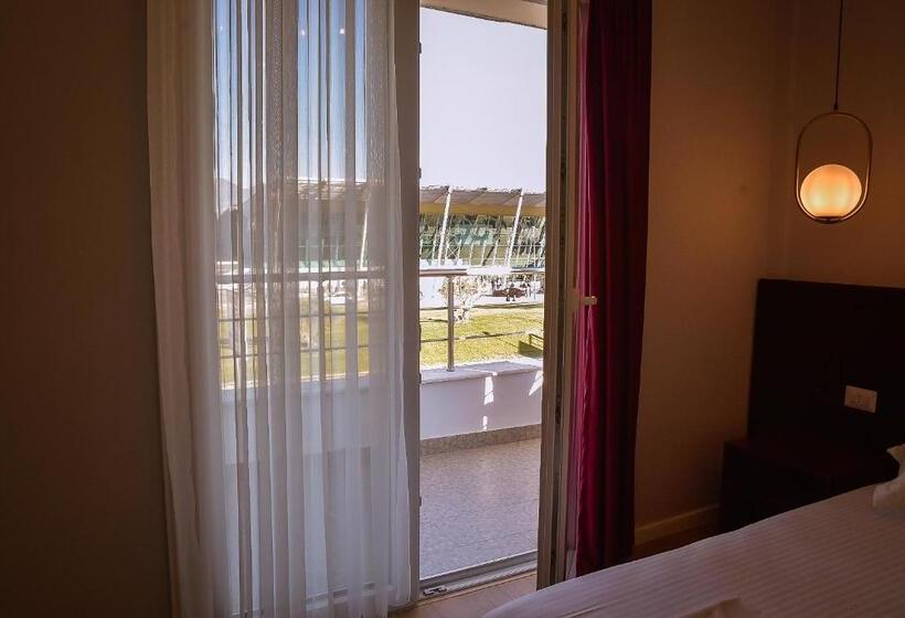 חדר דלוקס לשלושה, Jurgen