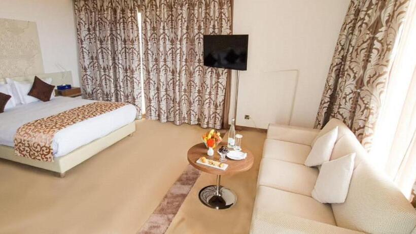 سوئیت جونیور با تخت بزرگ, Kenzi Sidi Maarouf