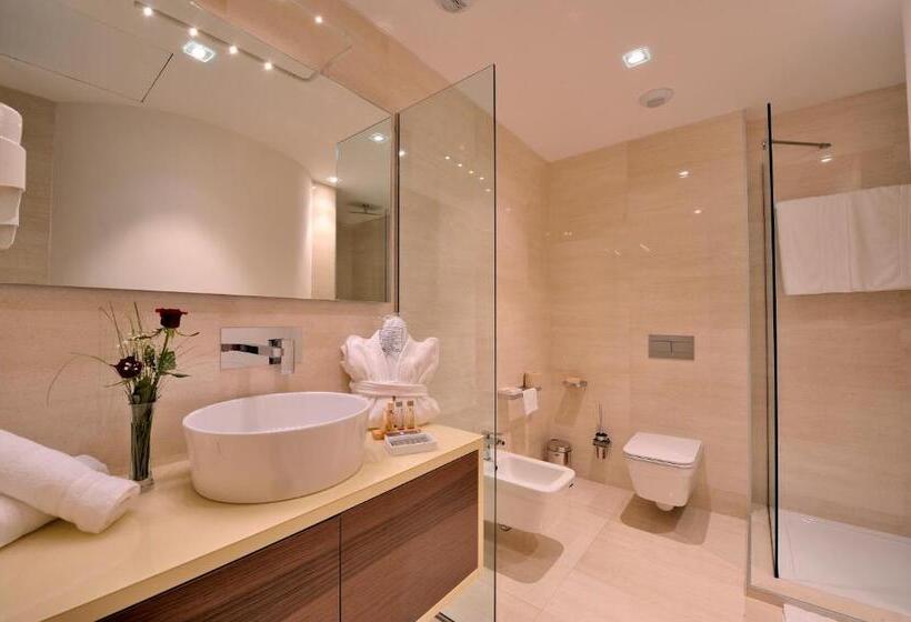 اتاق خانوادگی, Kenzi Sidi Maarouf