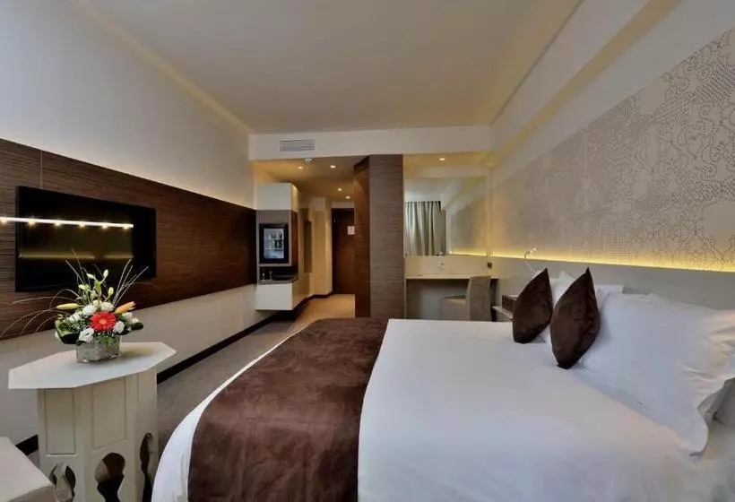Deluxe Room King Bed & City View