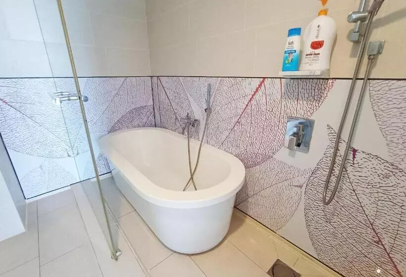سوئیت با وان آب گرم, Noble Resort Melaka