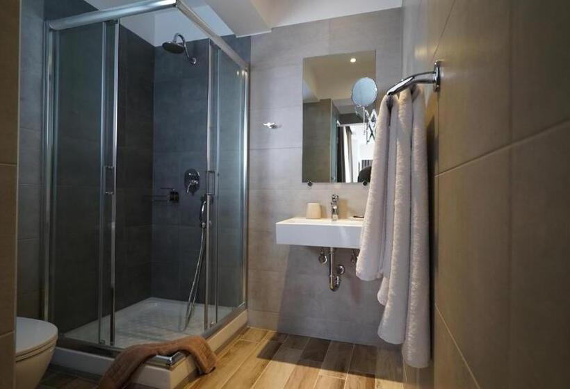 四人标准间, Olympus Thalassea