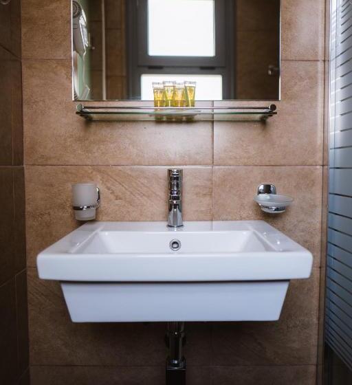 スタンダードルーム, Piraeus Port