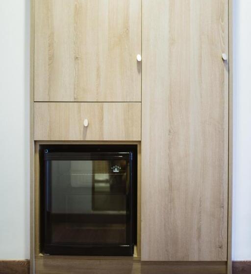 スタンダードルーム, Piraeus Port