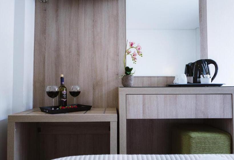 スタンダードルーム, Piraeus Port