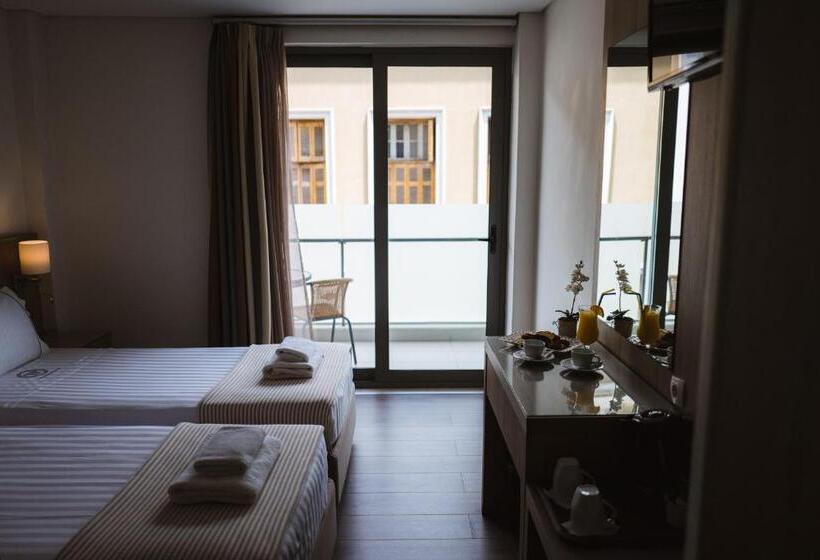 スタンダードルーム, Piraeus Port