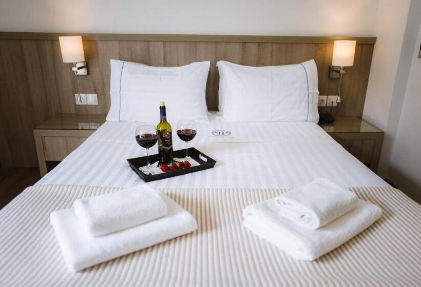 スタンダードルーム, Piraeus Port