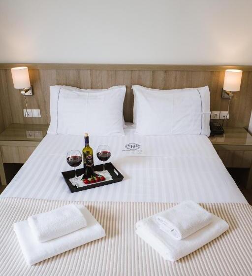 スタンダードルーム, Piraeus Port