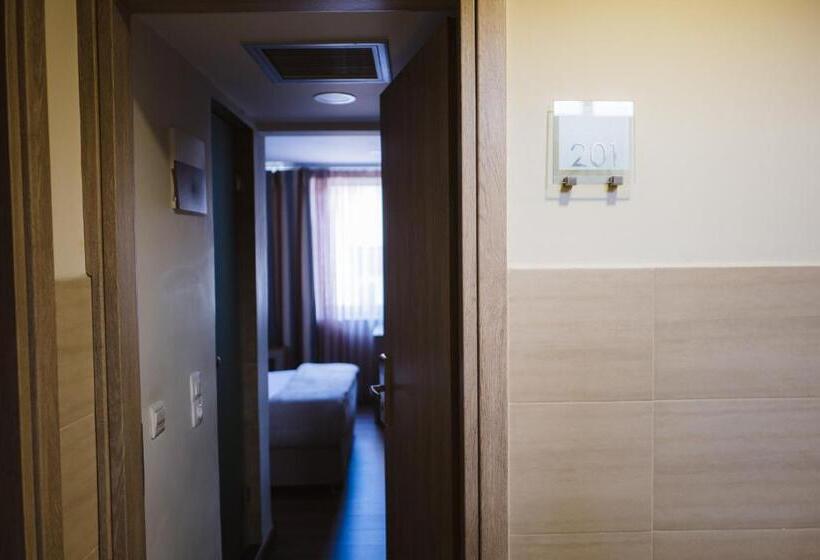 エコノミールーム, Piraeus Port