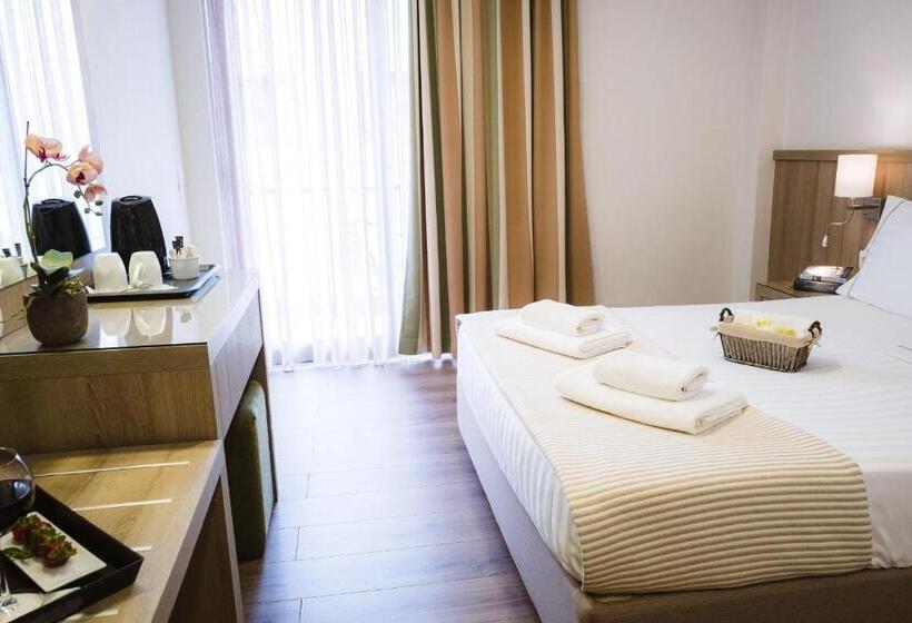 スタンダードルーム, Piraeus Port