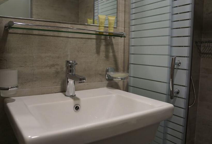 スタンダードルーム, Piraeus Port