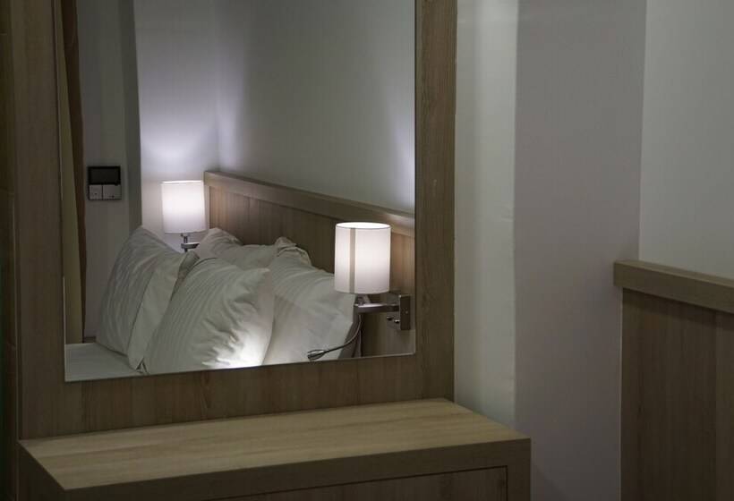 スタンダードルーム, Piraeus Port