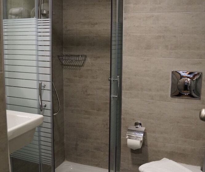 エコノミールーム, Piraeus Port