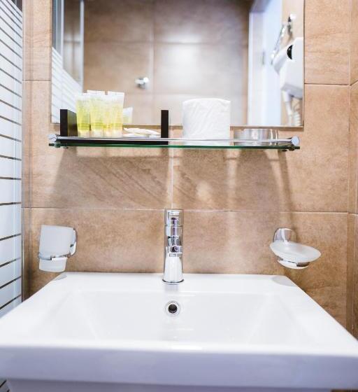 スタンダードルーム, Piraeus Port