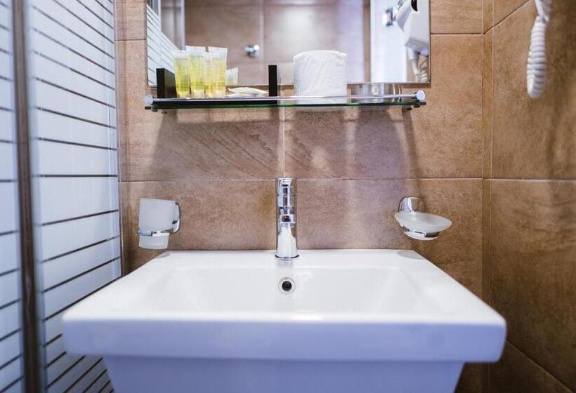 スタンダードルーム, Piraeus Port