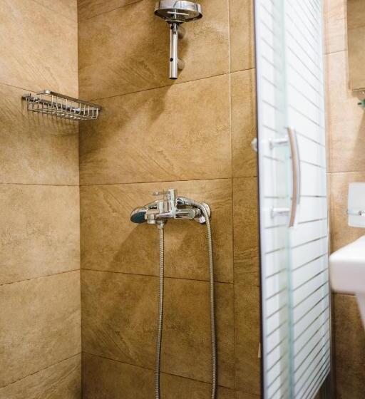 スタンダードルーム, Piraeus Port