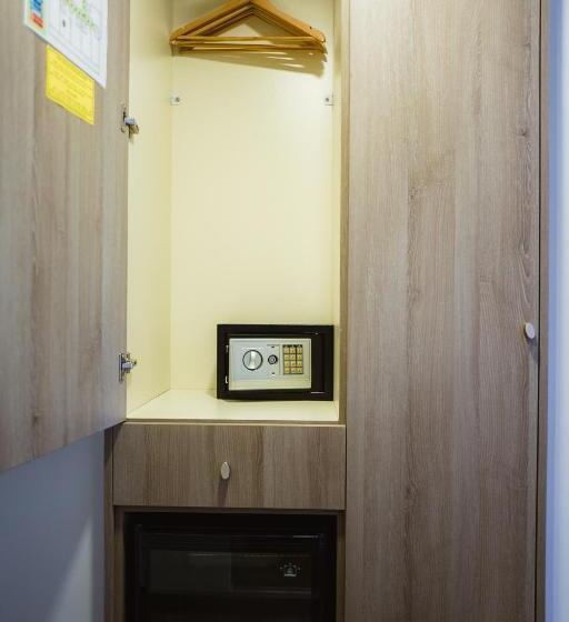 スタンダードルーム, Piraeus Port