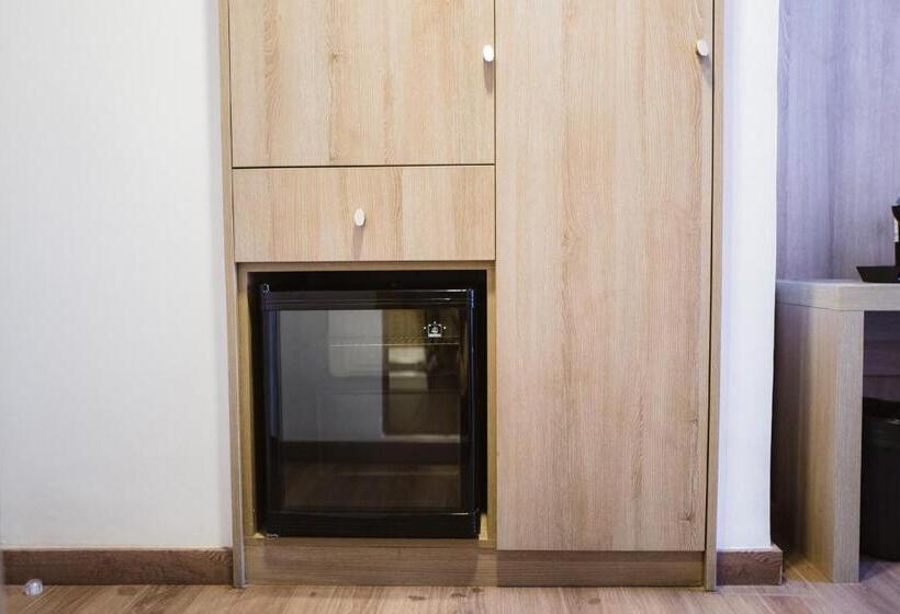 スタンダードルーム, Piraeus Port