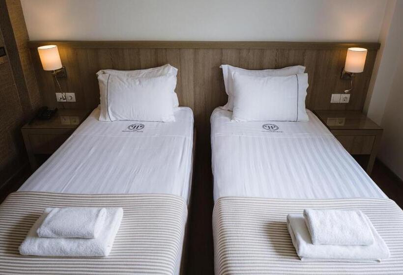 スタンダードルーム, Piraeus Port