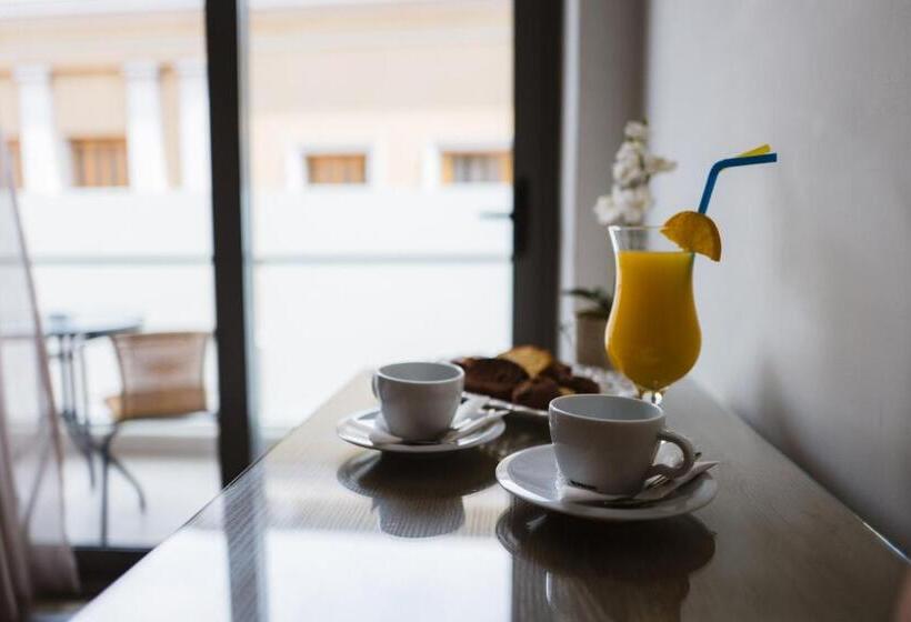 スタンダードルーム, Piraeus Port