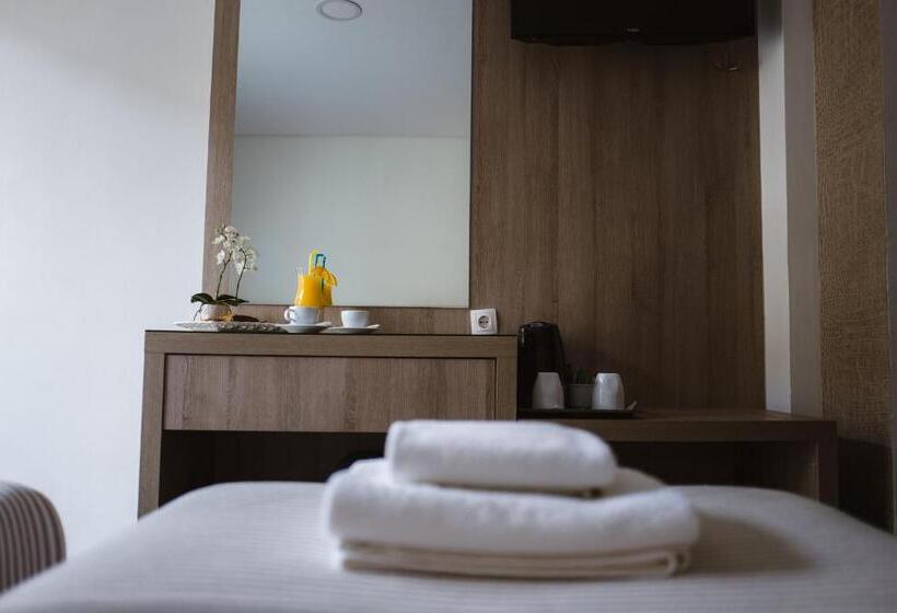 スタンダードルーム, Piraeus Port