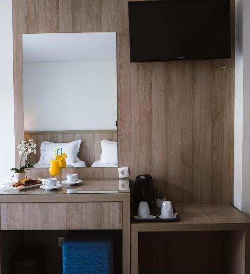 スタンダードルーム, Piraeus Port