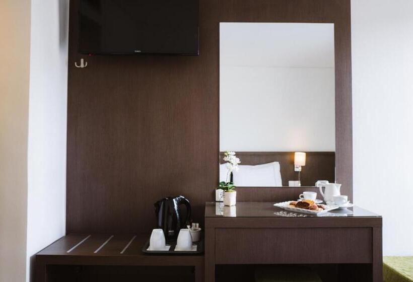 スタンダードルーム, Piraeus Port