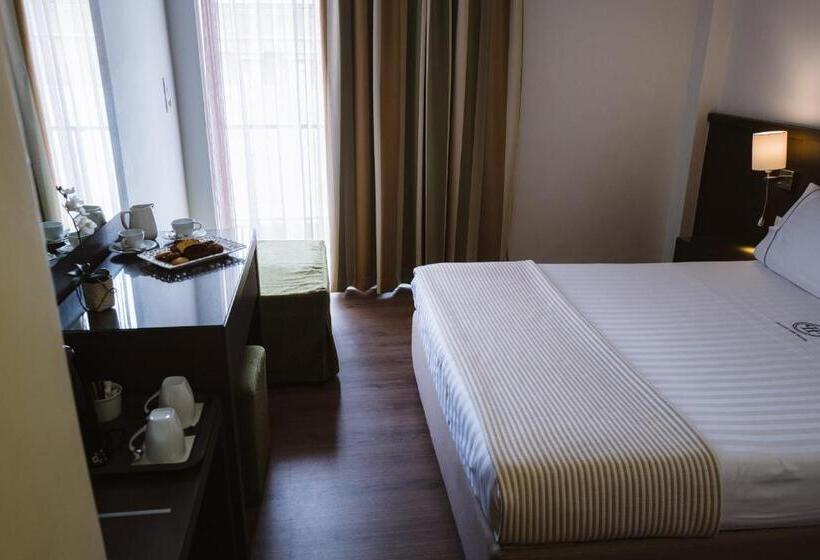 スタンダードルーム, Piraeus Port