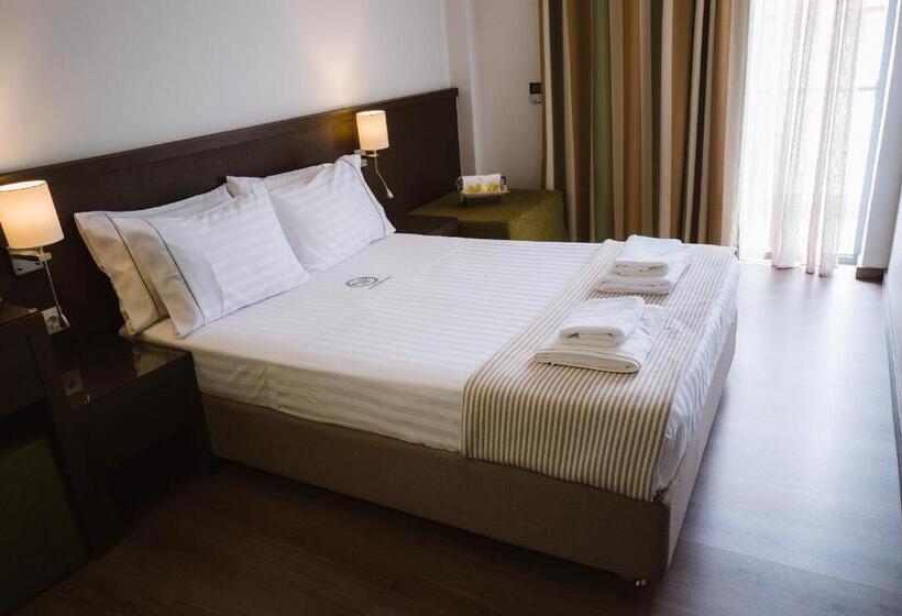 スタンダードルーム, Piraeus Port