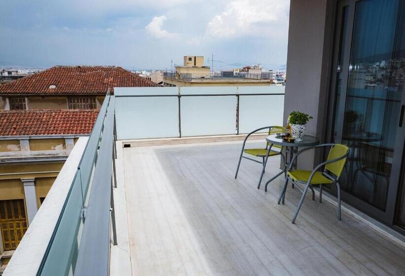 スタンダードルーム, Piraeus Port