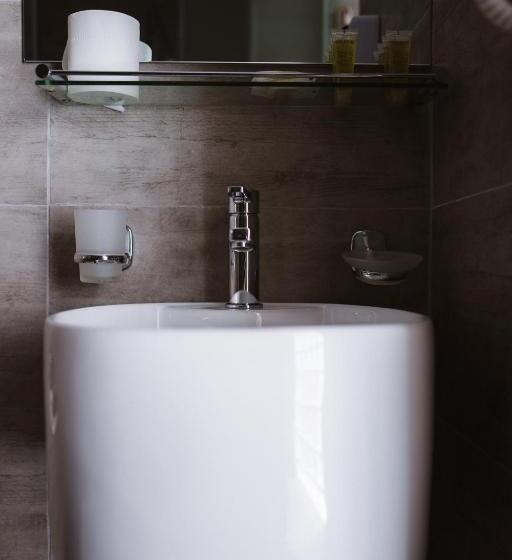 スタンダードルーム, Piraeus Port