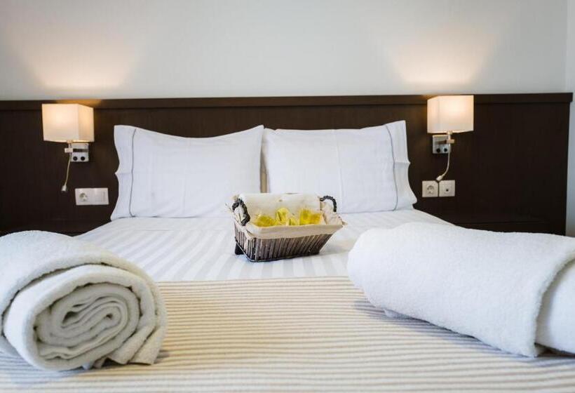 スタンダードルーム, Piraeus Port