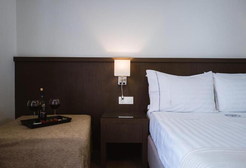 スタンダードルーム, Piraeus Port