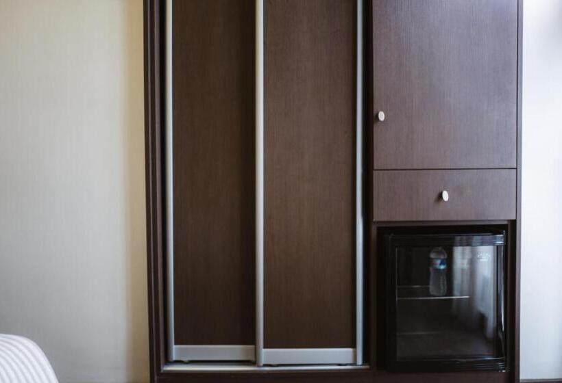 スタンダードルーム, Piraeus Port