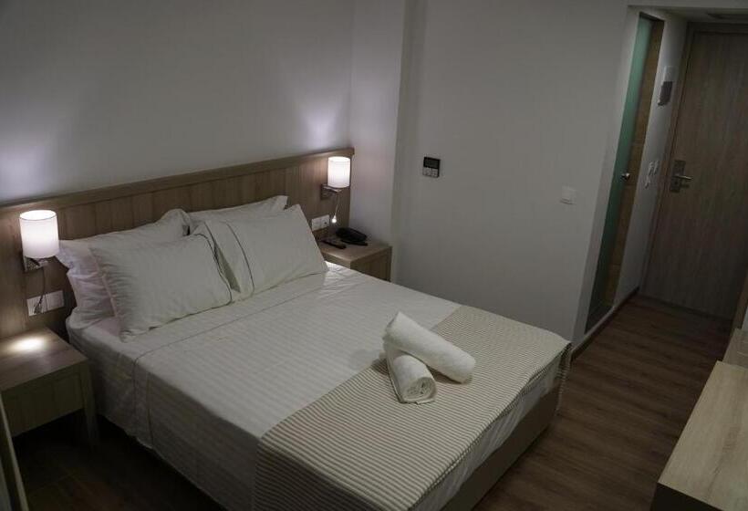 スタンダードルーム, Piraeus Port