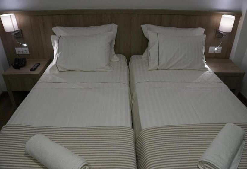 スタンダードルーム, Piraeus Port