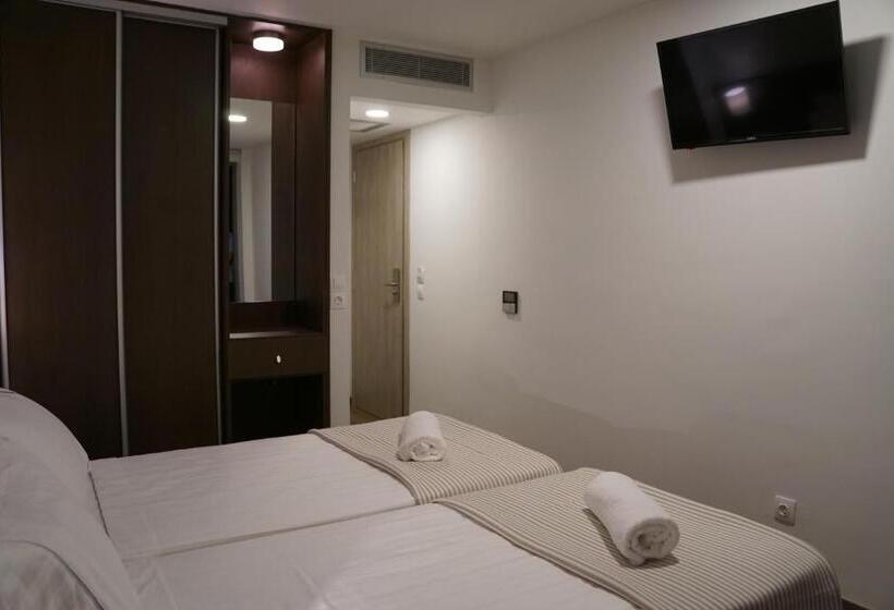 スタンダードルーム, Piraeus Port